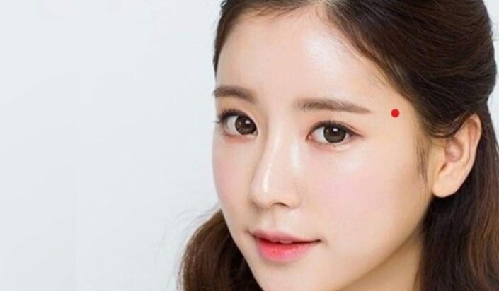 Xăm nốt ruồi son ở thái dương là gì? Xăm nốt ruồi son ở thái dương là gì?