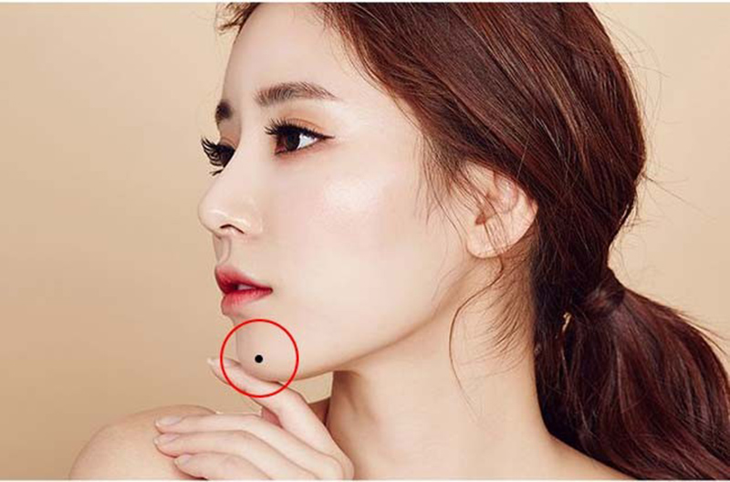 Có nên xăm nốt ruồi ở cằm không? Có nên xăm nốt ruồi ở cằm không?