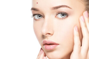 Xăm nốt ruồi son ở trán là gì?