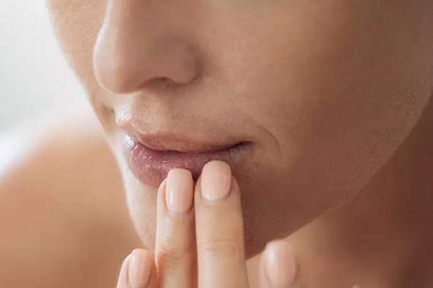 Môi nữ bị thâm bẩm sinh có khử được không? Môi nữ bị thâm bẩm sinh có khử được không?