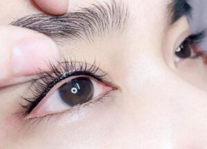 Sau phun mí nên để bong tự nhiên hay hỗ trợ bong nhanh?