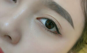 Mí trên cong, mí dưới mảnh – có cân đối không?