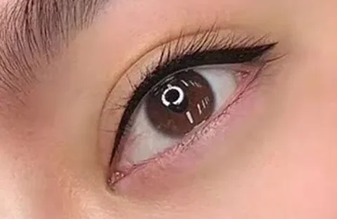 Phun mí cat-eye có thật sự phù hợp với người châu Á? 2 phun mi thuc hien o do tuoi nao e1759473239487