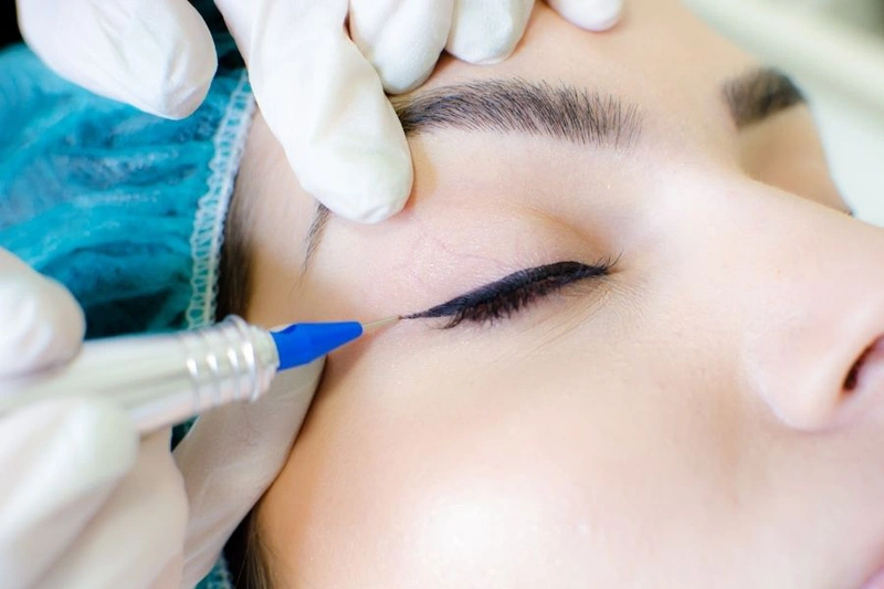 Có phải phun mí giúp giảm stress vì không phải kẻ eyeliner mỗi ngày? 3 Cảm giác lần đầu phun mí – sợ, tò mò hay hối hận?