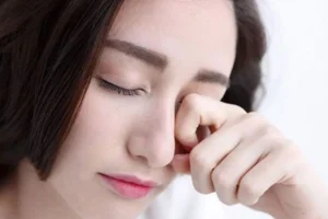 Mí phun xong bị căng da mí nhưng không sưng – dấu hiệu bình thường hay bất thường?