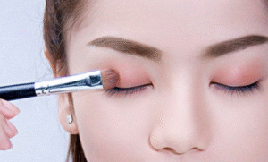 Phun mí và phấn mắt thường xuyên – ảnh hưởng đến đường mí