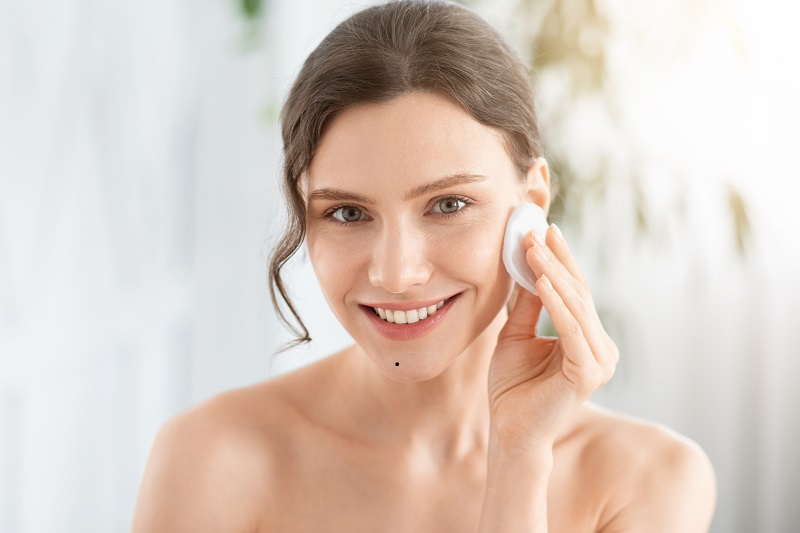 Nên giữ khô vùng da mới tẩy nốt ruồi trong ngày đầu tiên