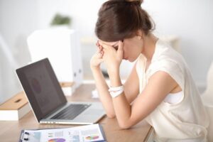 Phun mí và ánh đèn điện thoại/máy tính – có làm phai màu nhanh hơn?