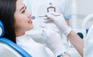 Mí phun khi vừa lấy cao răng, phẫu thuật răng – có nên trì hoãn?