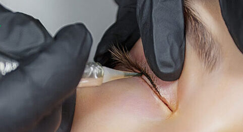 thuc hien phun mi mat e1764124750543