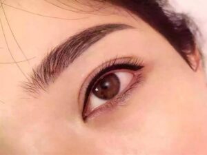 Phun mí đậm có làm mất vẻ tự nhiên khi không makeup không?