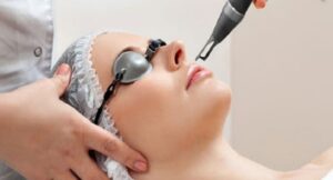 Phun môi và trị thâm môi bằng laser – quy trình phối hợp an toàn