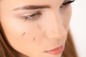 Uốn mi có làm rụng mi thật không?