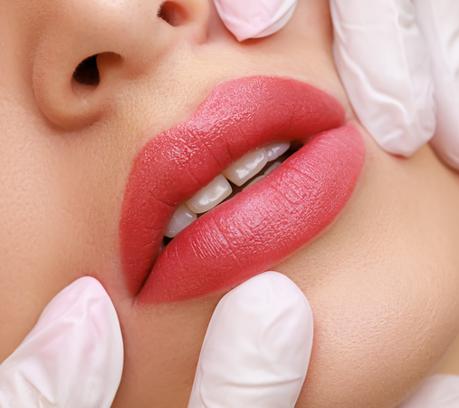 Phun môi lụa – Xu hướng làm đẹp “lì xì” cho đôi môi căng bóng ngày Tết 1 Phun môi lụa – Xu hướng làm đẹp “lì xì” cho đôi môi căng bóng ngày Tết