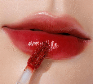 Môi phun lên màu nhạt – có thể dặm bằng son tint được không?