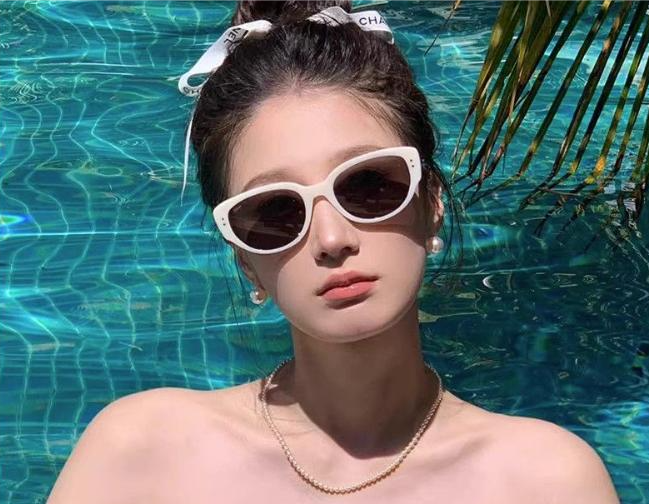 mí phun và che nắng bằng kính râm