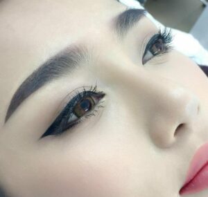 So sánh phun mí và xăm mí – vì sao phun mí được ưa chuộng hơn?