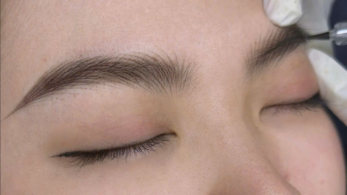 Điêu khắc chân mày Hairstroke có ưu điểm gì? Giá bao nhiêu? 1 Điêu khắc chân mày Hairstroke có ưu điểm gì? Giá bao nhiêu?