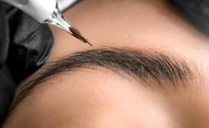 Tại sao da dầu cần kỹ thuật phun mày riêng?