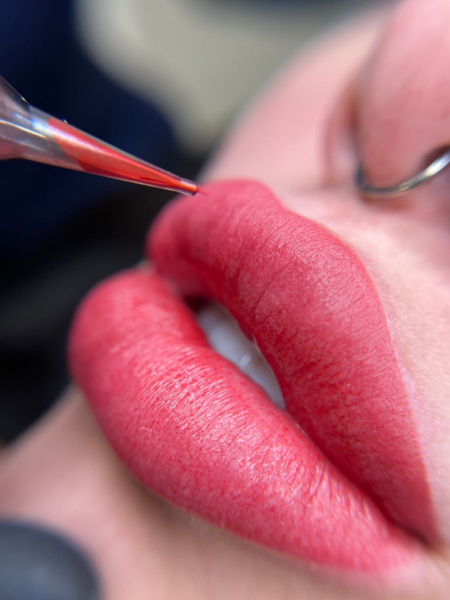 Bảng giá phun môi nano 2025: Chi phí bao nhiêu? Có nên làm không?