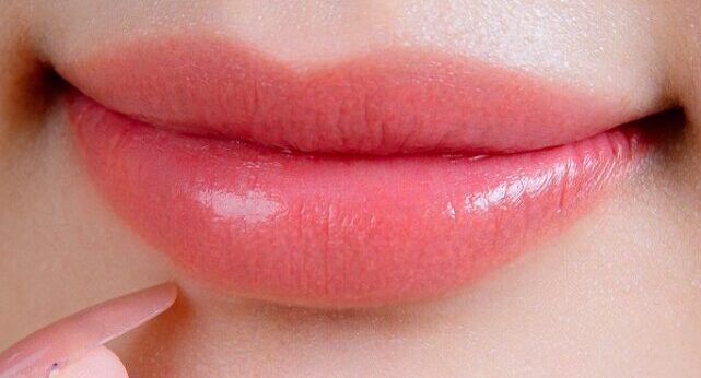 Bảng màu phun môi đẹp phù hợp xu hướng cuối năm 2025 9 moi tham da ngam nen phun mau gi 750x750 1 e1763958212838