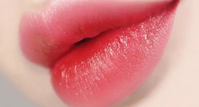 Bảng màu phun môi đẹp phù hợp xu hướng cuối năm 2025 22 phun moi mau nao dep ombre e1763959923707