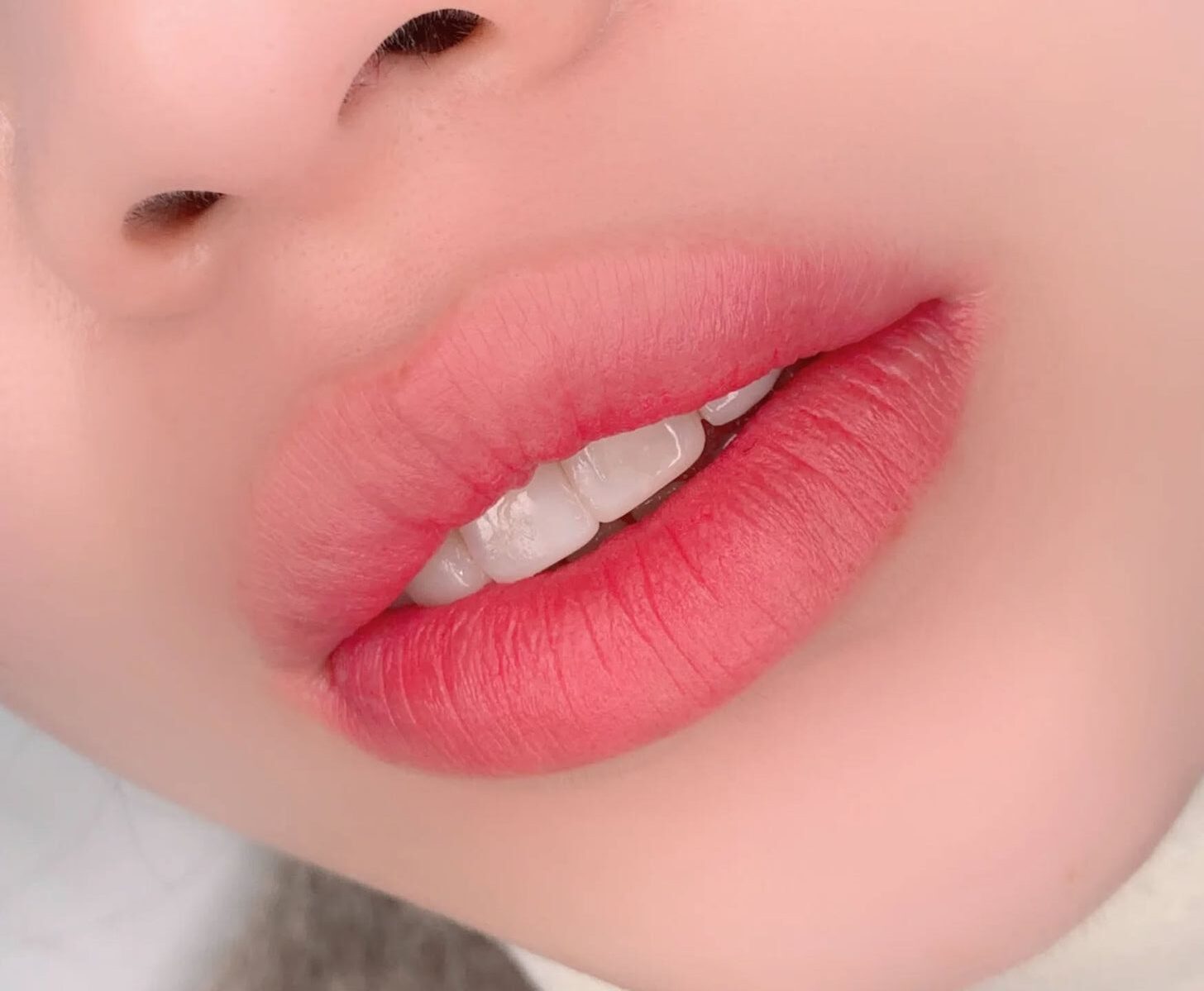 Những lưu ý khi phun môi màu hồng dâu để màu lên chuẩn đẹp