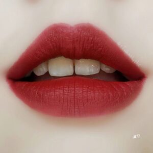 Phun môi màu đỏ trầm cho nàng thích makeup nhẹ nhưng vẫn nổi bật