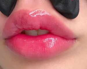 Phun môi màu hồng cánh sen: tone xinh dễ lên màu, phù hợp nhiều độ tuổi