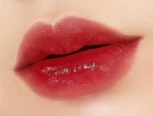 Phun môi màu đỏ trầm là gì? Vì sao được nhiều chị em yêu thích?