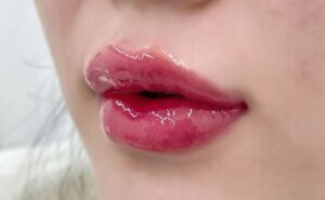 Phun môi màu đỏ cherry: tone đỏ dịu dàng giúp gương mặt tươi hơn tức thì