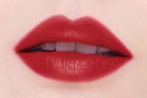 Phun môi màu đỏ trầm: giải pháp cho đôi môi kém sắc, thiếu sức sống
