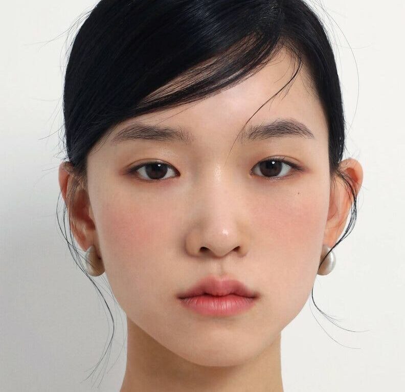 Phun môi màu hồng dâu có hợp với da ngăm không? Giải đáp chi tiết