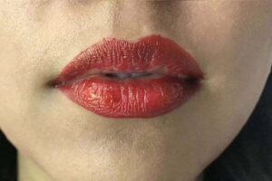 Phun môi bao lâu thì bong? Bao lâu lên màu chuẩn