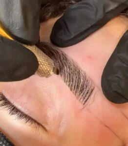 Nên phun mày hay điêu khắc nếu muốn tự nhiên?