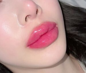 Phun môi màu hồng cánh sen: tone hồng ngọt ngào giúp môi tươi tắn tự nhiên