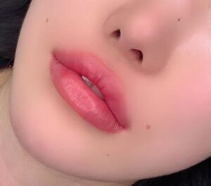 Phun môi màu hồng dâu