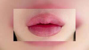 Phun môi màu hồng cánh sen giúp đôi môi mềm mại và hài hòa tổng thể khuôn mặt