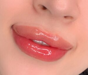 Phun môi màu hồng cam san hô giúp đôi môi mềm mướt và ngọt như nắng sớm