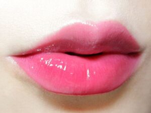 Phun môi màu hồng cánh sen có hợp da ngăm không? Giải đáp chi tiết