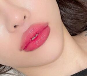 Phun môi màu hồng cánh sen cho người mới phun: có nên chọn không?