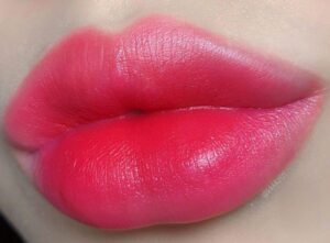 Phun môi màu hồng cánh sen sau bong có đẹp không? Màu lên như thế nào?