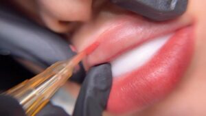 Quy trình phun môi màu hồng tây tại spa: nhẹ nhàng, an toàn và chuẩn kỹ thuật