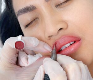 Phun môi có đau không?