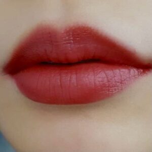 Phun môi màu đỏ trầm: tone môi giúp che khuyết điểm môi thâm hiệu quả