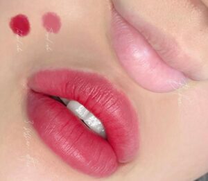 Phun môi màu hồng cánh sen mang lại vẻ đẹp nữ tính, tinh tế và thanh lịch