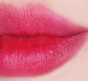 Phun môi màu hồng cánh sen: tone hồng nữ tính giúp gương mặt sáng hơn