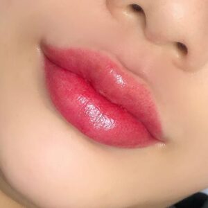 Phun môi màu hồng đỏ: màu môi chuẩn xinh giúp gương mặt tươi sáng hơn