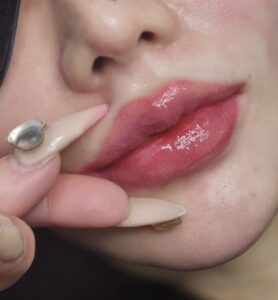 Phun môi màu đỏ berry: màu môi làm sáng gương mặt tức thì