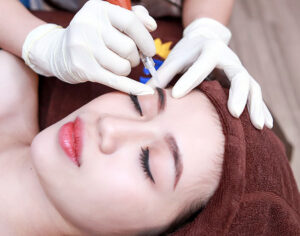 Ngày đẹp xăm chân mày 2025 theo lịch vạn niên và phong thủy